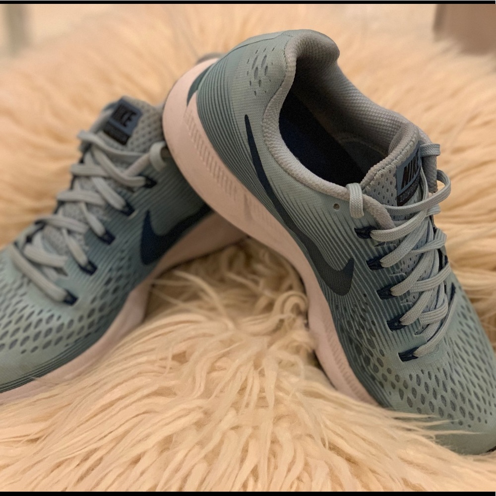 Size 9.5 NIKE Zoom Pegasus 3.4